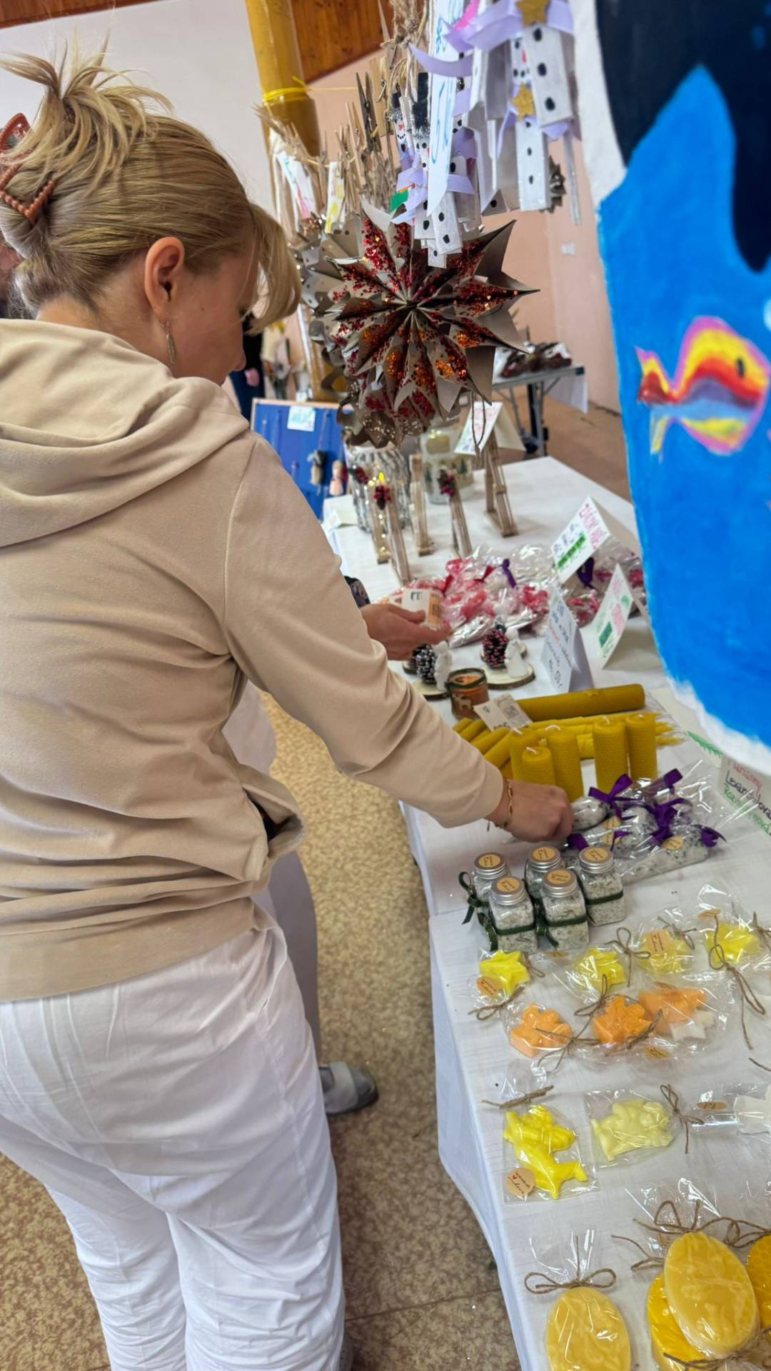 Vánoční tradice v naší nemocnici: Koledy a jarmark pomáhají léčit duši.