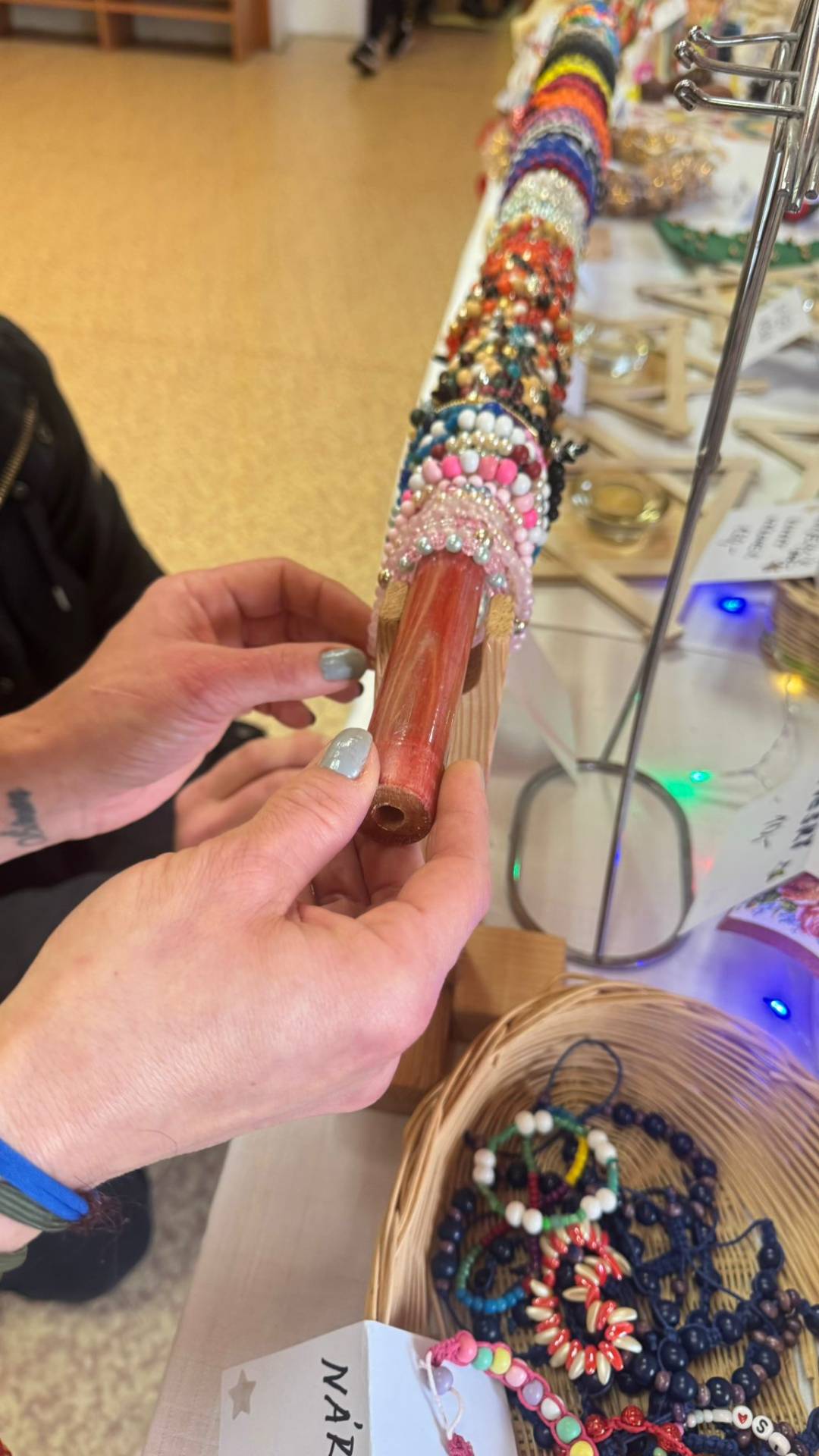 Vánoční tradice v naší nemocnici: Koledy a jarmark pomáhají léčit duši.