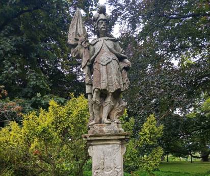 Procházka parkem v areálu Psychiatrické nemocnice Marianny Oranžské