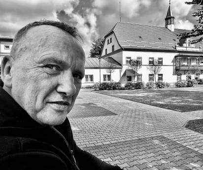 PANENKY V RÁJI aneb ZÁZRAČNÁ PROMĚNA BOBA K.